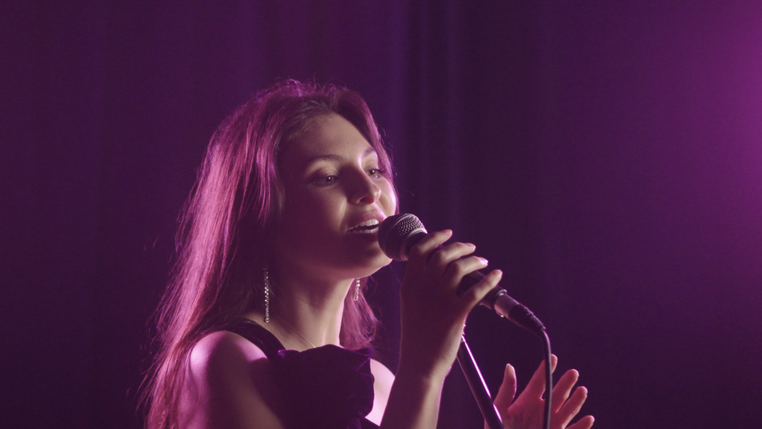 vidéo d'une chanteuse dans les Alpes-Maritimes(06)