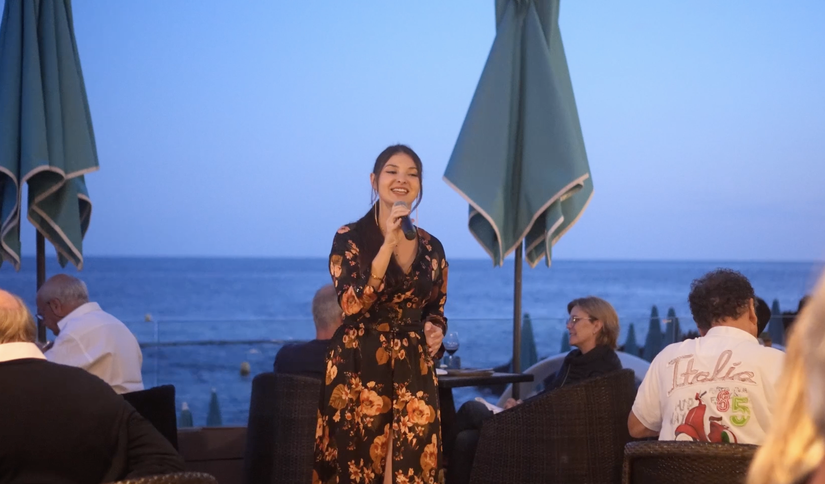 Miniature d'une chanteuse live dans le 06